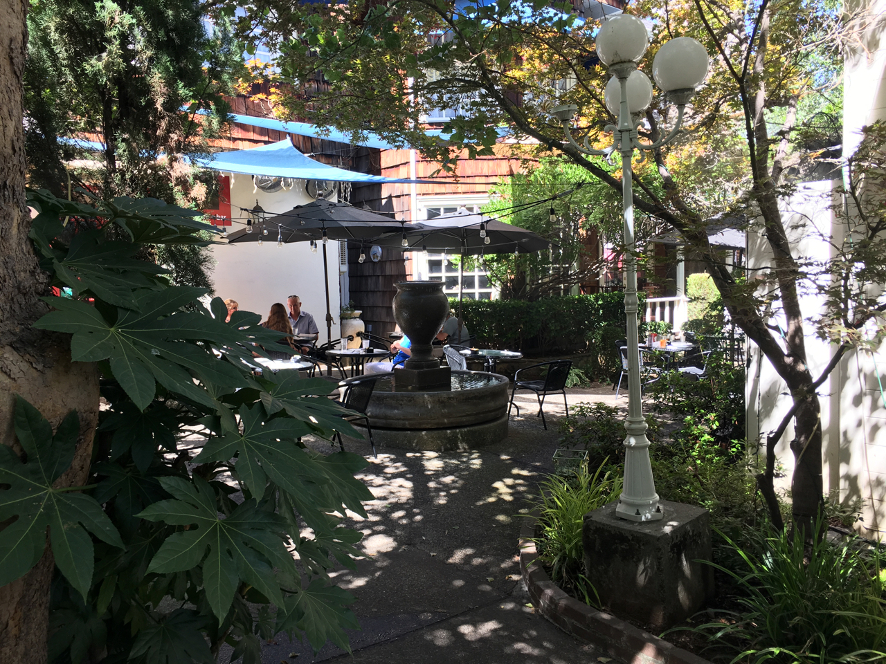 v restaurant bistro bar outdoor courtyard greenery shady cool victoria inn Murphys